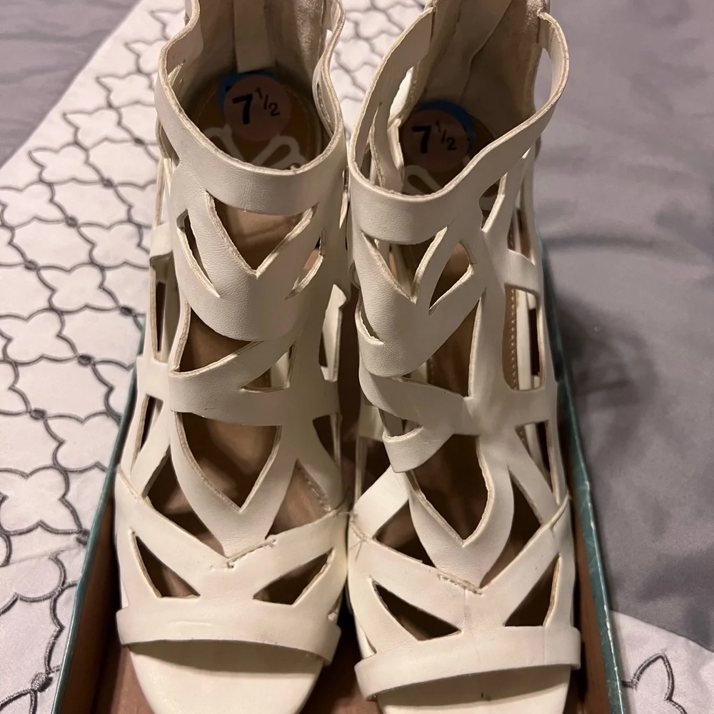 Fergalicious Histeria Cage Cut Out High Heel Back Zip White Sandal Size 7.5 - Picture 4 of 9
